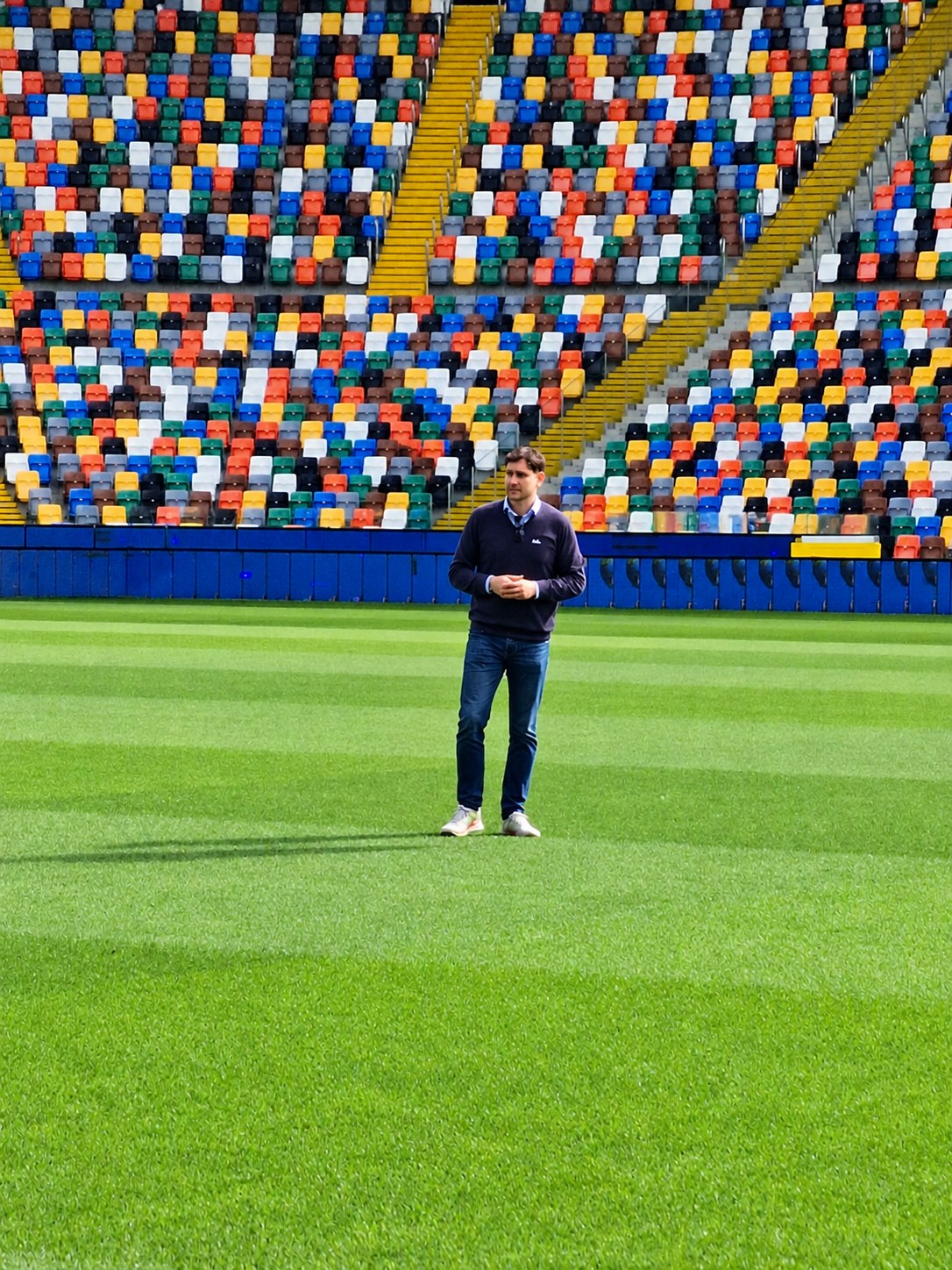 Giacomo Defanti in piedi su un campo sportivo