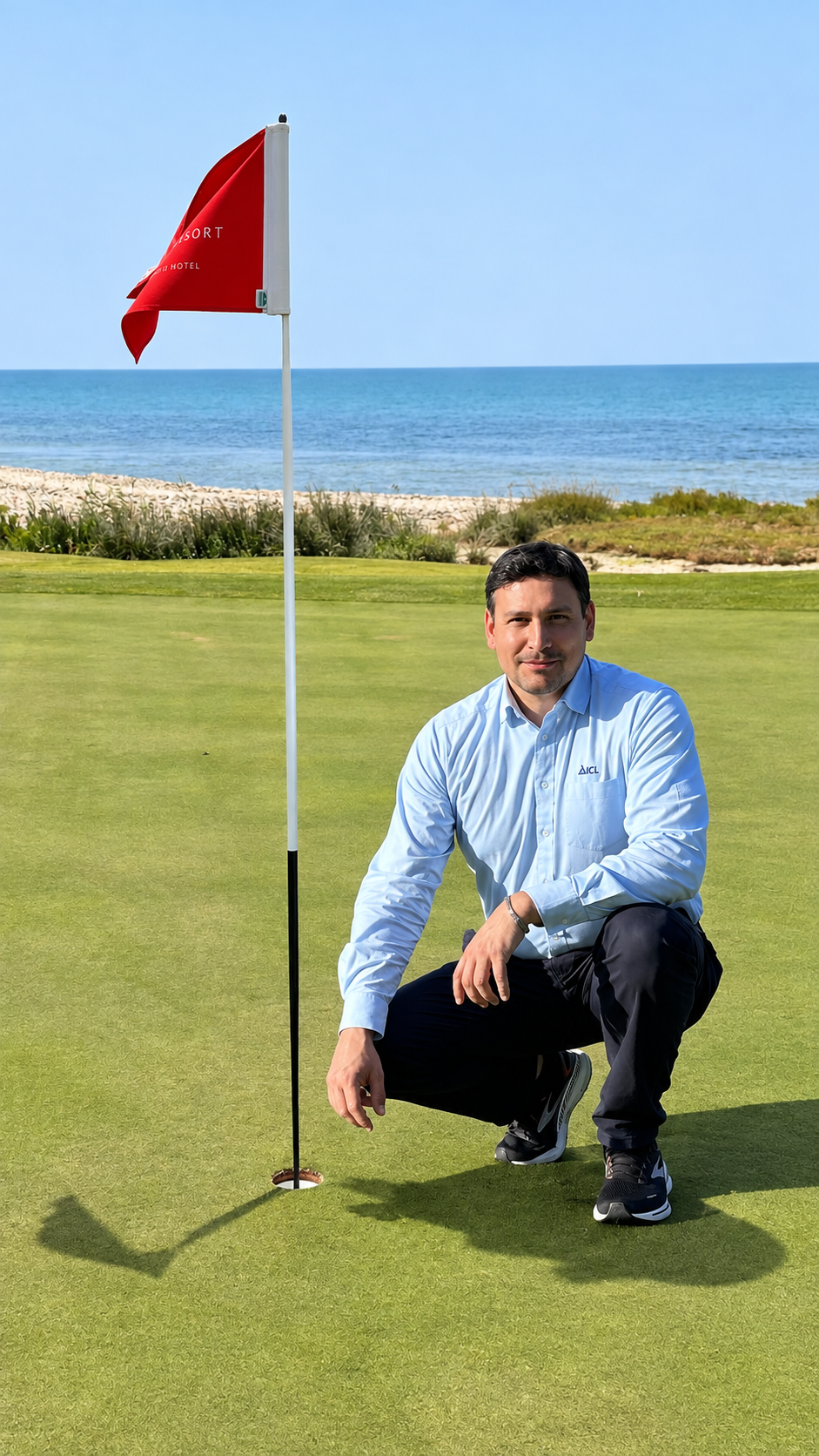 Giacomo Defanti accanto alla bandierina rossa sul campo da golf